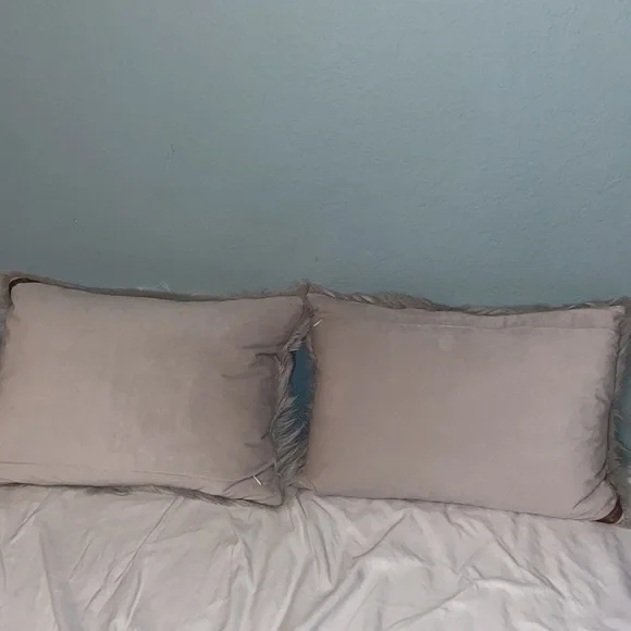 Like new luxury Cloud9 design down 100% dyed lamb fur Pillow Set Accent Pillows